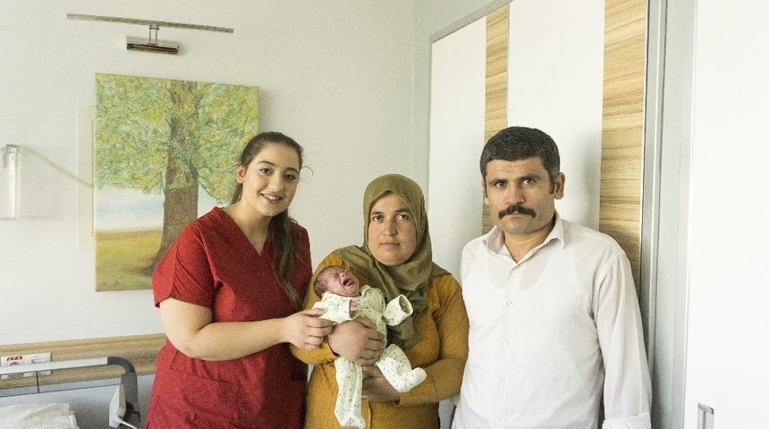 Parmak bebek 4 ayda hayata tutundu