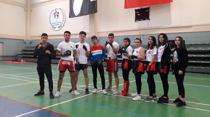 Mustafakemalpaşalı sporcular şampiyonadan zaferle d&ouml;nd&uuml;