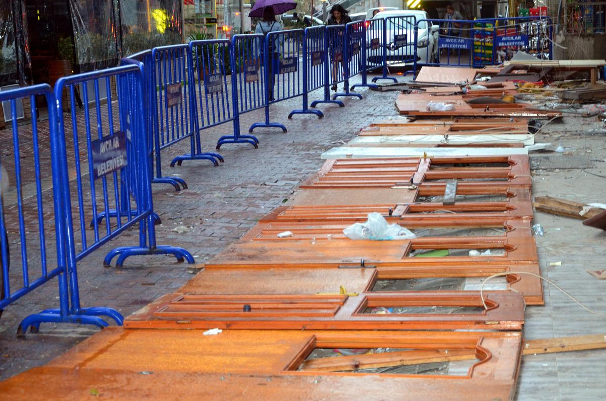 Avcılar'daki 'kapılı &ouml;nlem' gitti, demir bariyerler geldi