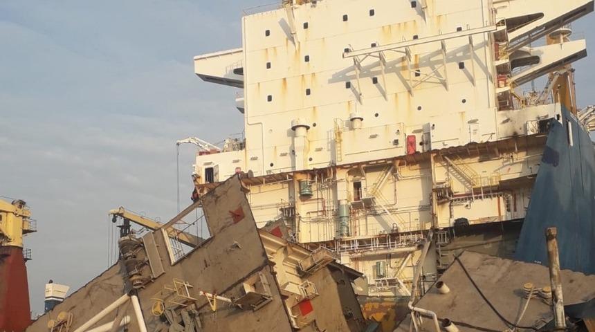 Parçalanmak üzere olan gemiye dev akaryakıt operasyonu