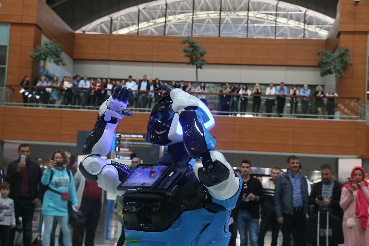 Sabiha G&ouml;k&ccedil;en Havalimanı&rsquo;nda yolculara yardım edecek olan robot g&ouml;reve başladı