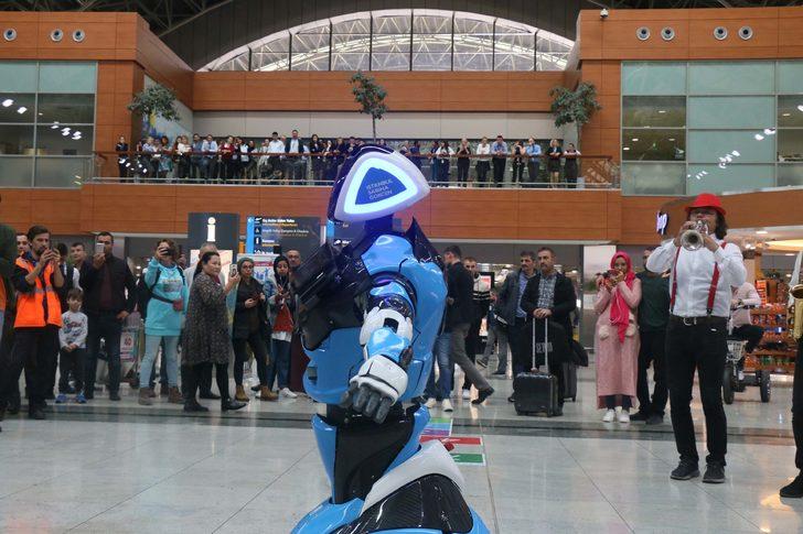 Sabiha Gökçen Havalimanı’nda yolculara yardım edecek olan robot göreve başladı G3