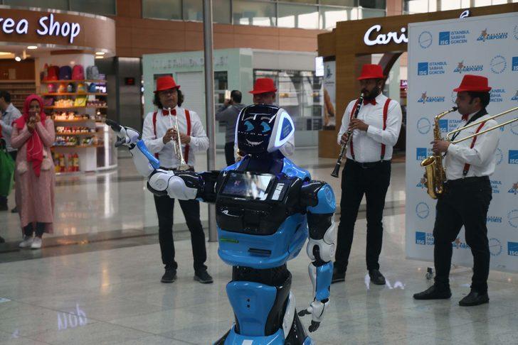 Sabiha Gökçen Havalimanı’nda yolculara yardım edecek olan robot göreve başladı G1