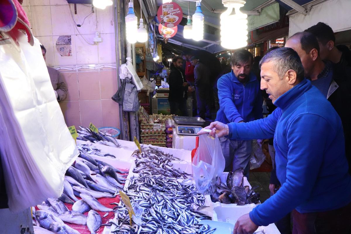 Hamsinin kilosu 5 liraya d&uuml;şt&uuml;! Kapış kapış satılıyor