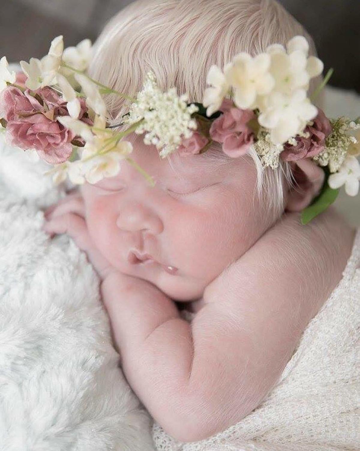 Esmer &ccedil;ift, beyaz tenli ve sarı sa&ccedil;lı bebeklerini g&ouml;r&uuml;nce şoke oldular!