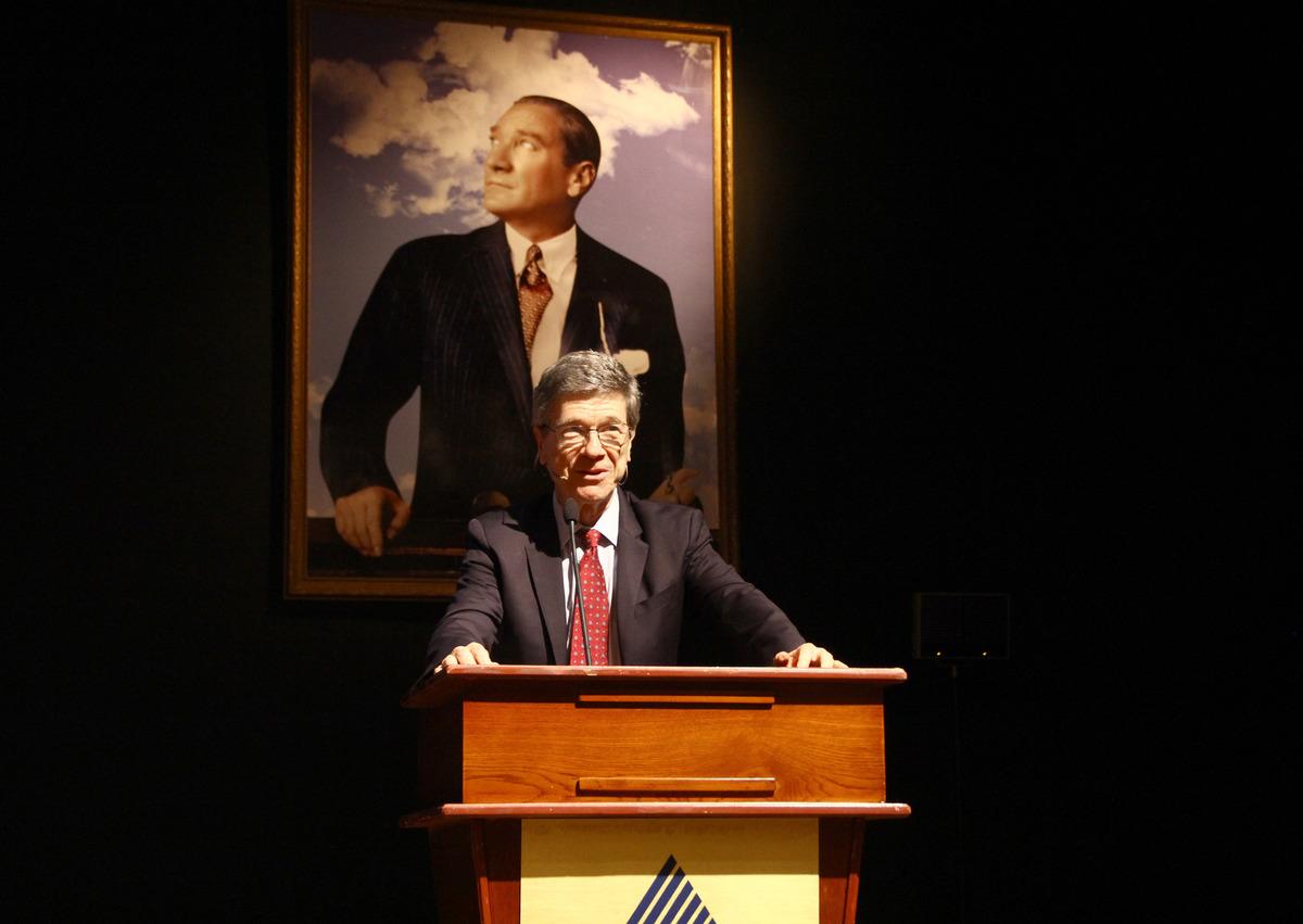 Ekonomist Sachs: D&uuml;nyanın geleceği i&ccedil;in yeni ekonomik sistem gerekiyor