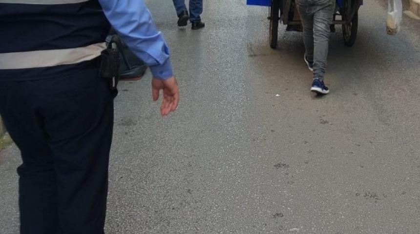 İzmit&rsquo;te seyyar satıcılarla ilgili denetimler devam ediyor