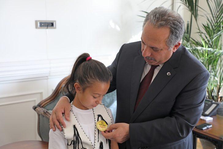 Pati Köyü’nün muhtarı yeleğini giydi G2