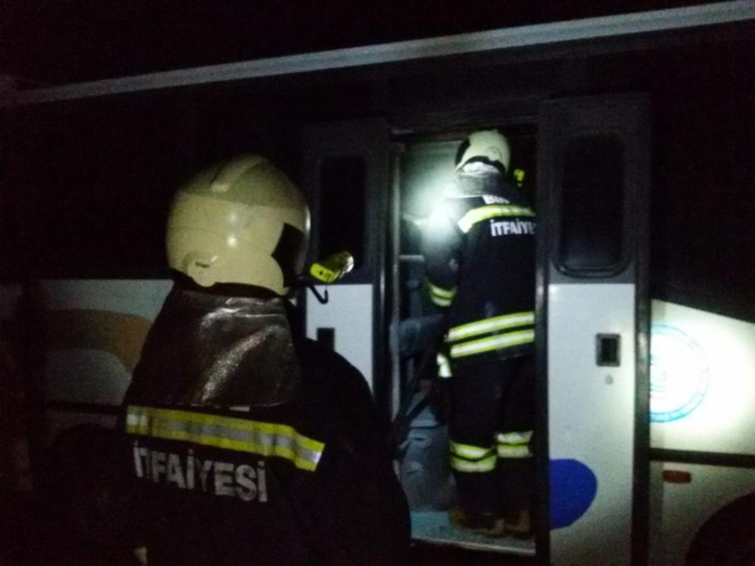 Bing&ouml;l&rsquo;de park halindeki midib&uuml;s yandı