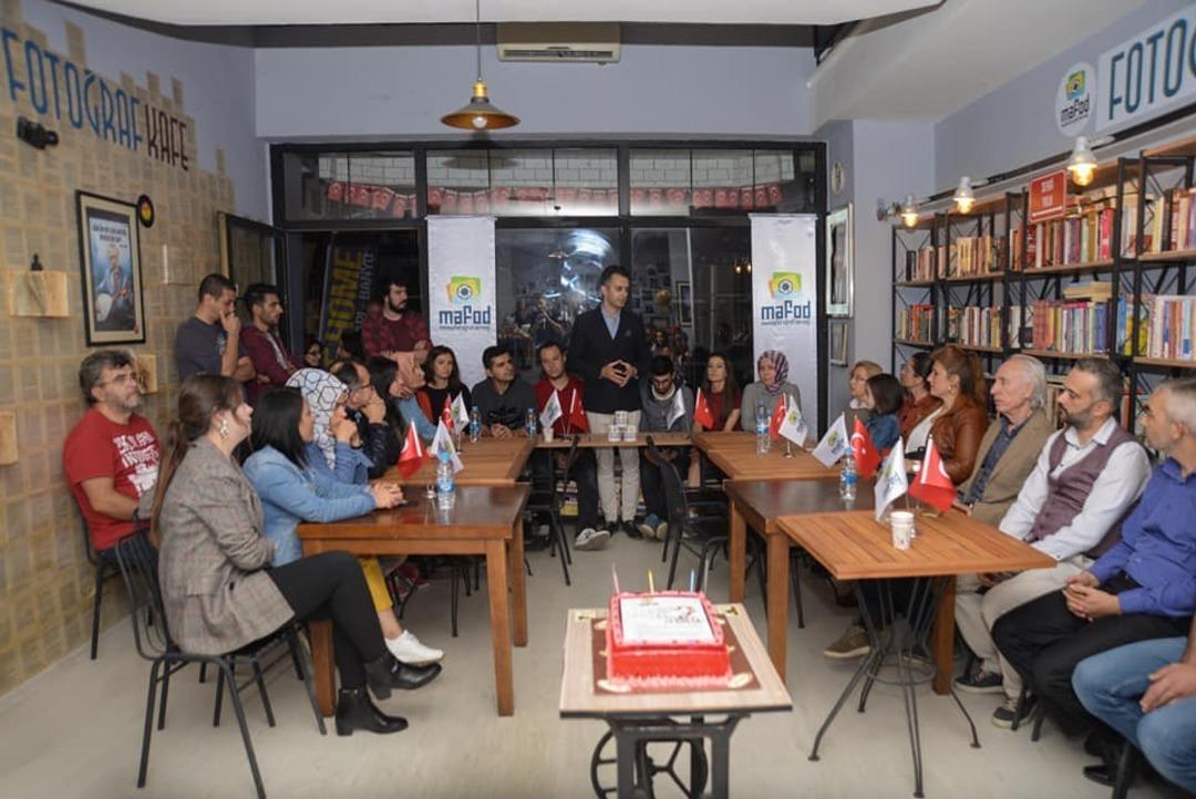 MAFOD &uuml;yeleri derneğin ikinci yaşını pasta keserek kutladı