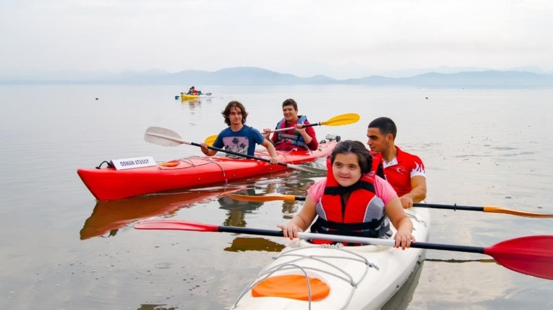 Engelleri kanoyla aşıyorlar