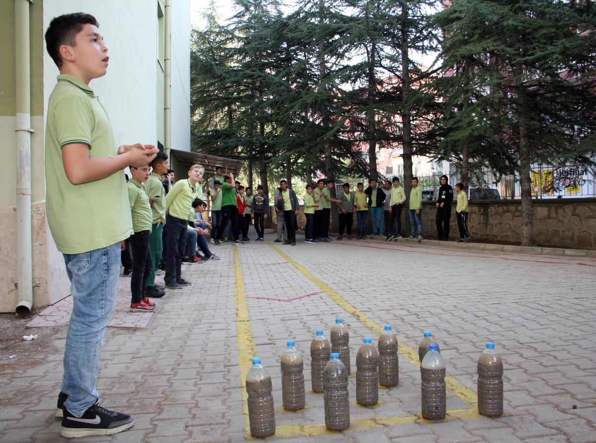Teneff&uuml;sleri bah&ccedil;ede bovling oynayarak değerlendiriyorlar