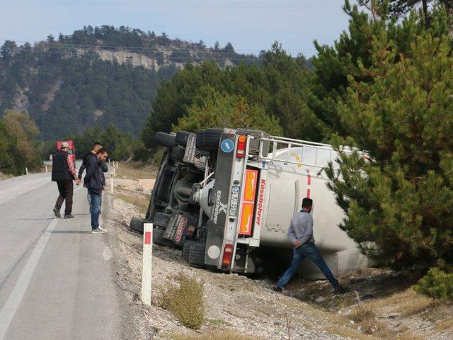 Kontrolden çıkan tır şarampole devrildi: 1 yaralı