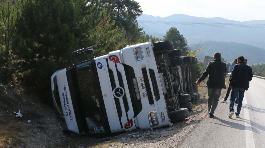 Kontrolden &ccedil;ıkan tır şarampole devrildi: 1 yaralı