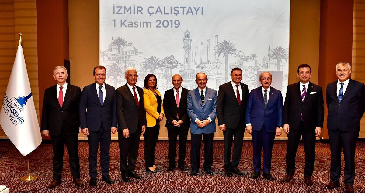 CHP'li b&uuml;y&uuml;kşehir belediye başkanları İzmir'de toplandı