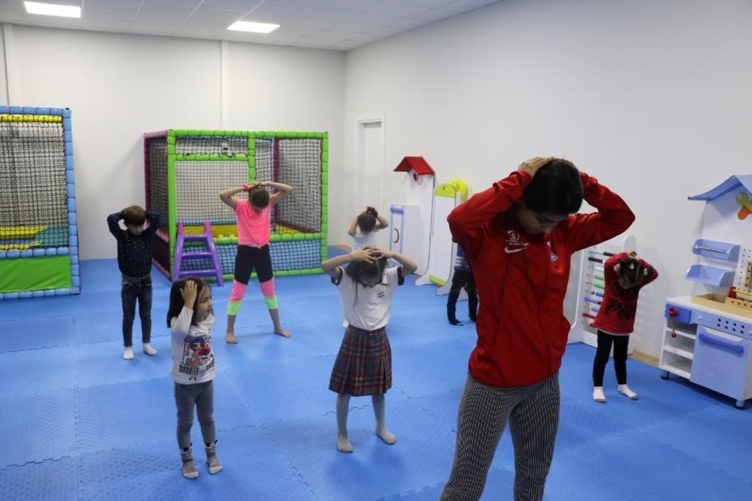 Bu merkezlerde &ccedil;ocuklar anneleri ile spor yapıyor