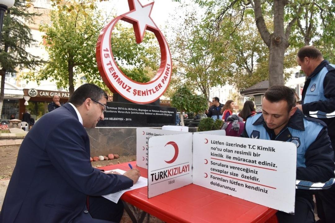 Başkan &Ouml;z ve belediye personelinden Kızılay Haftasında anlamlı bağış