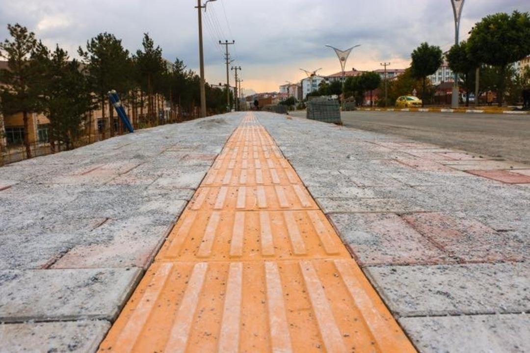 Bitlis&rsquo;te &lsquo;engelli dostu modern kaldırım&rsquo; d&ouml;nemi