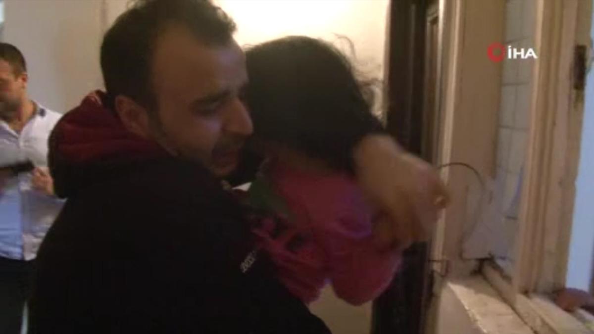 G&ouml;zyaşları i&ccedil;inde &ccedil;ocuklarını kurtardı