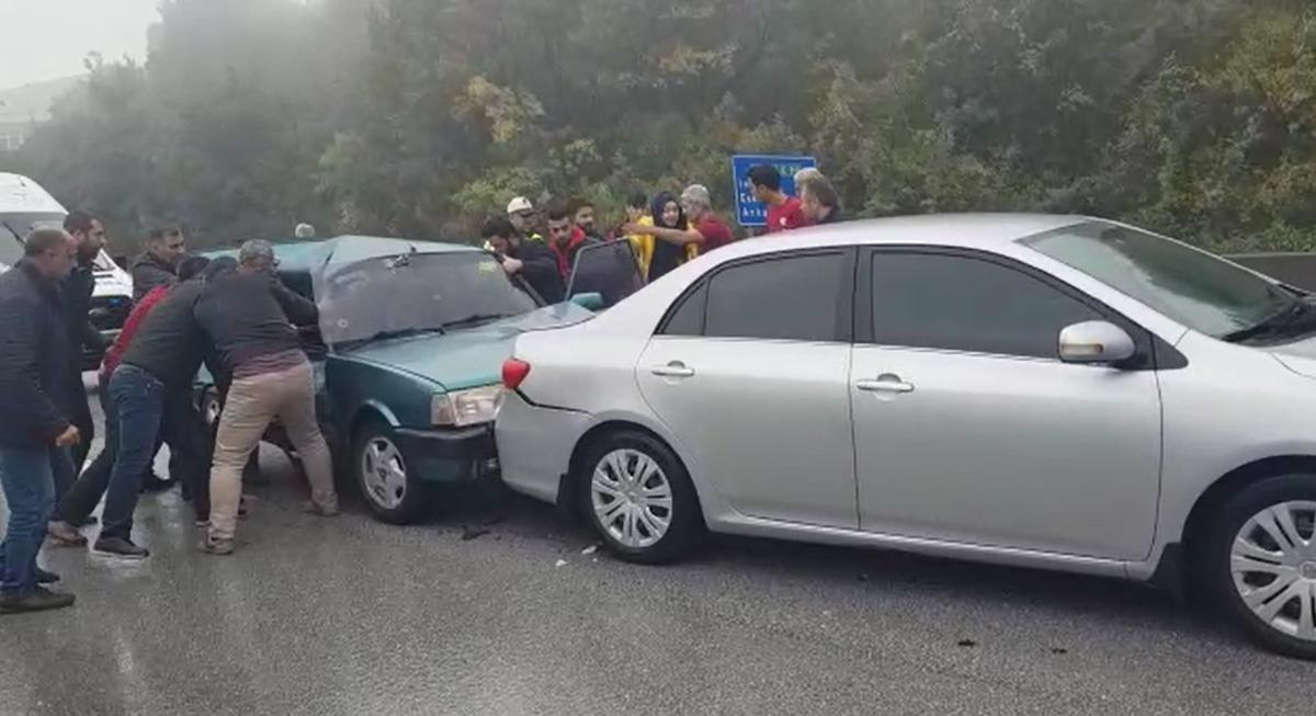 Bursa'da zincirleme trafik kazası! 16 ara&ccedil; birbirine girdi: 6 yaralı