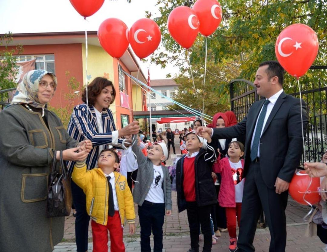 Minikler Mehmet&ccedil;ik&rsquo;e sevgi balonuyla selam g&ouml;nderdi