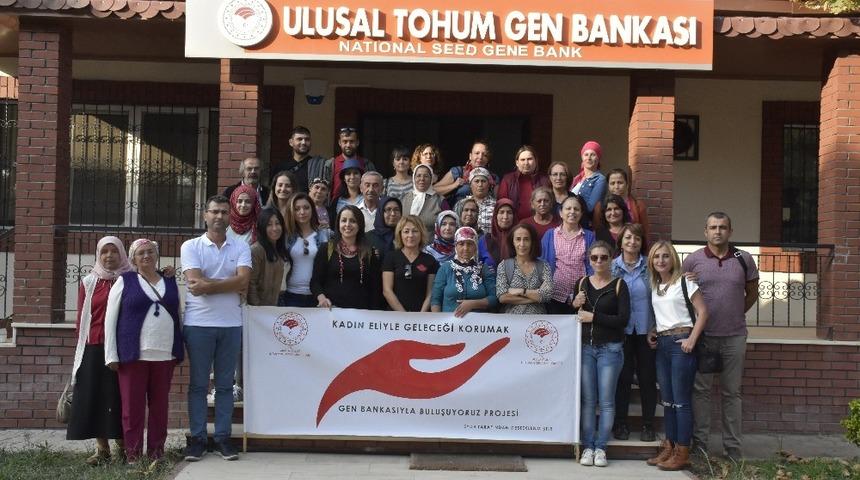 Kadın &Ccedil;ift&ccedil;iler elleriyle geleceğe tohum taşıdı