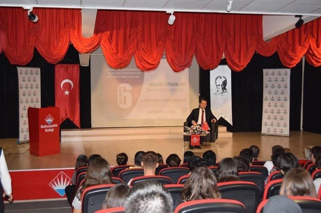 Kaymakam &Uuml;rkmezer &ouml;ğrencilerle bir araya geldi