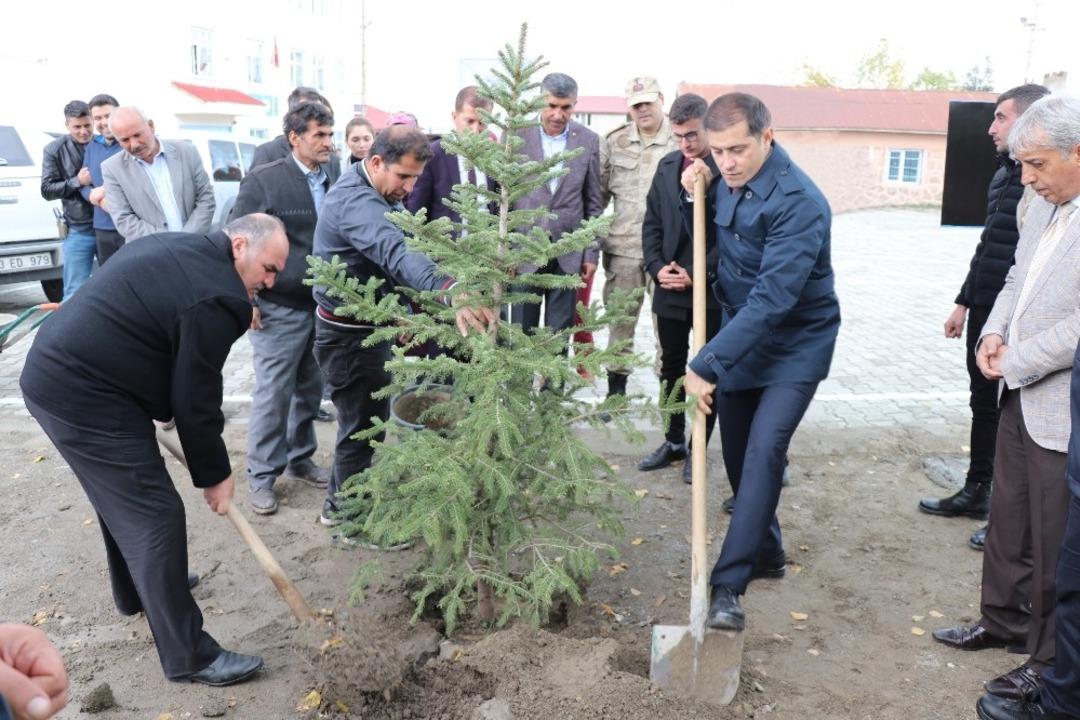 Şehit Eren &Ouml;zt&uuml;rk anısına ağa&ccedil; dikme etkinliği