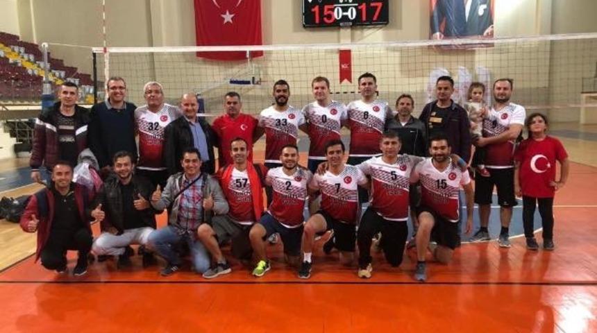 Isparta&rsquo;da &ouml;ğretmenlerin filedeki şampiyonu Yalva&ccedil; oldu