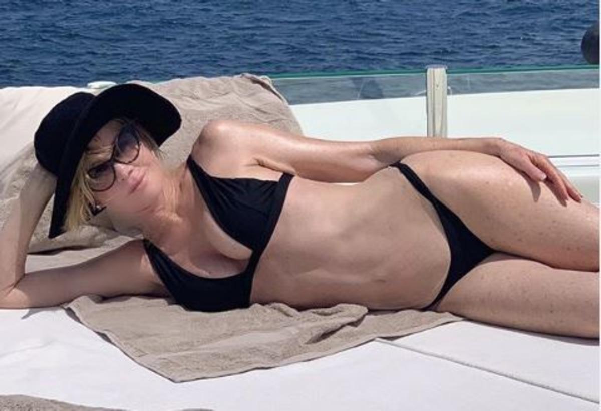 Melanie Griffith gen&ccedil;lere taş &ccedil;ıkarıyor 