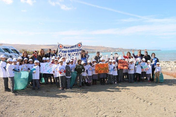 Edremit’te öğrenciler 2 ton çöp topladı G1