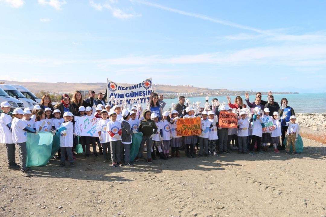 Edremit&rsquo;te &ouml;ğrenciler 2 ton &ccedil;&ouml;p topladı