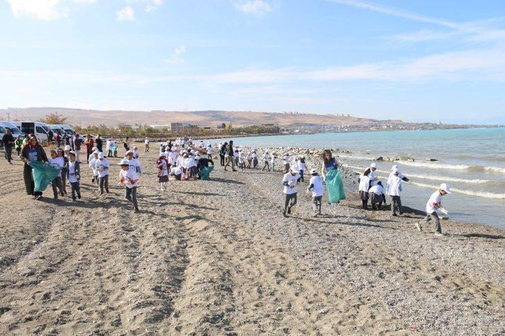 Edremit’te öğrenciler 2 ton çöp topladı G2