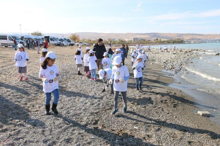 Edremit’te öğrenciler 2 ton çöp topladı G3