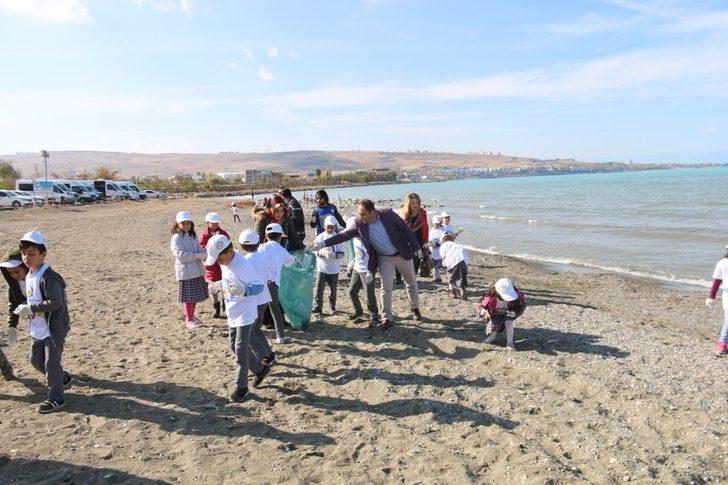 Edremit’te öğrenciler 2 ton çöp topladı G4