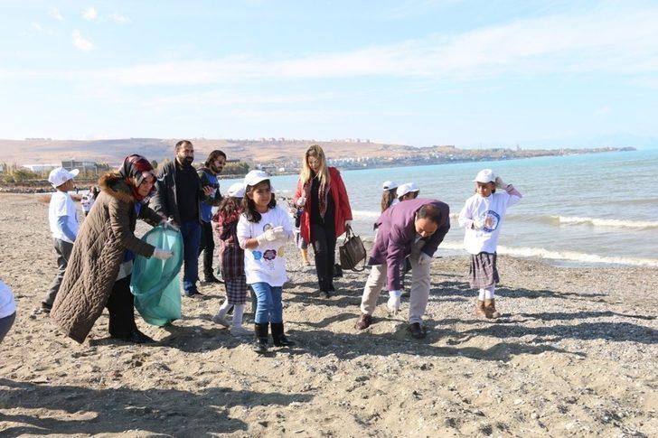 Edremit’te öğrenciler 2 ton çöp topladı G5