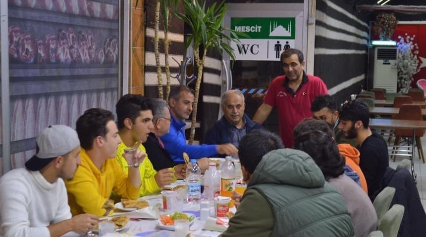 Bayırköysporlu futbolcular zorlu Bilecikspor maçı öncesi yemekte buluştular