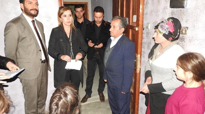 Tuşba Kaymakamı Meral U&ccedil;ar Arpa, evi yanan aileyi ziyaret etti