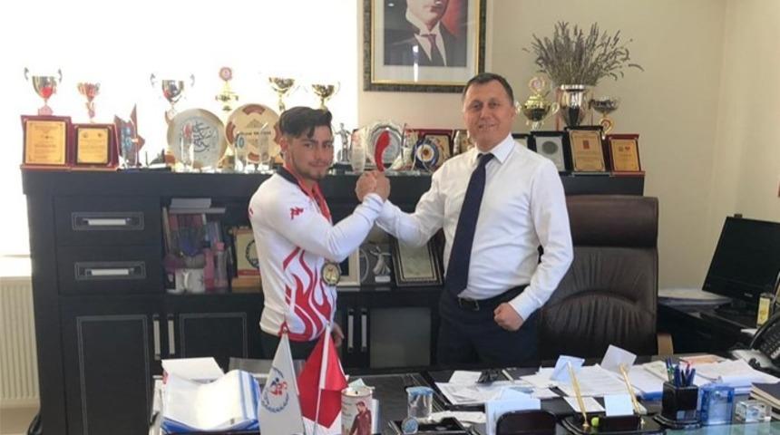 Bilek g&uuml;reşinde d&uuml;nya 4.&rsquo;s&uuml; olan D&ouml;nmez&rsquo;e, İl M&uuml;d&uuml;r&uuml; Gevrek&rsquo;ten destek s&ouml;z&uuml;