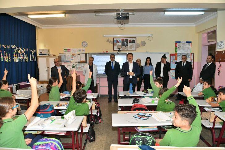 Başkan Bahadır, kumbara dağıtarak tasarrufa dikkat çekti G1