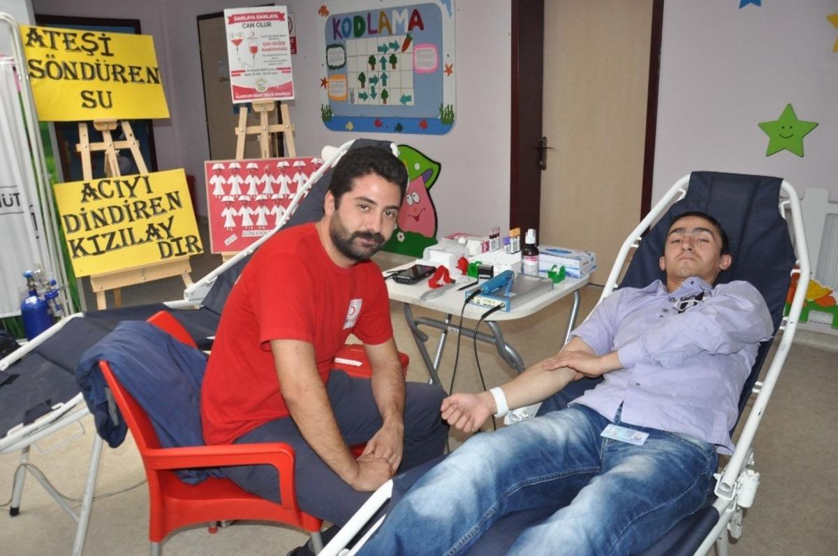Anaokulu &ouml;ğretmen ve velileri kan bağışında bulundu