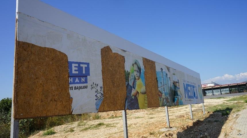 Mezitli Belediyesi&rsquo;nin billboardlarına &ccedil;irkin saldırı