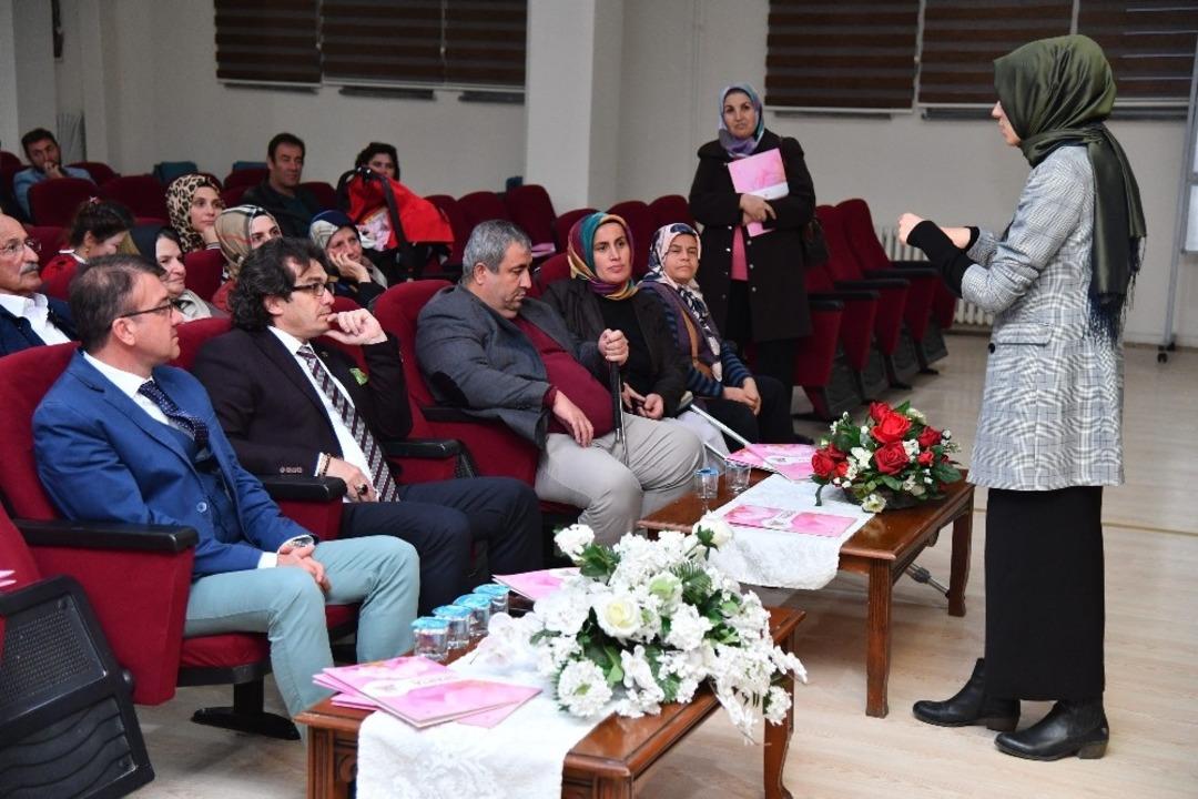 Isparta Belediyesinden anne-babalara &lsquo;&Ccedil;ocuklar sınırlara neden ihtiya&ccedil; duyar?&rsquo; semineri