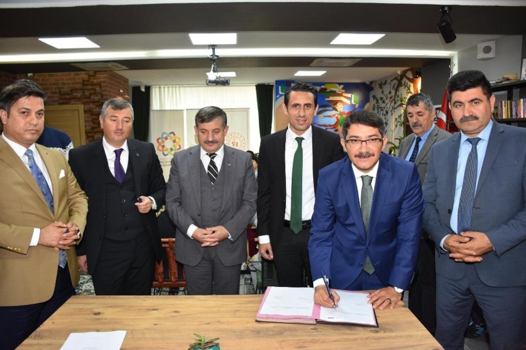 Şehzadelerdeki &ouml;ğrenciler &lsquo;Yeşil Kitap Kahve&rsquo;ye daha rahat ulaşacak