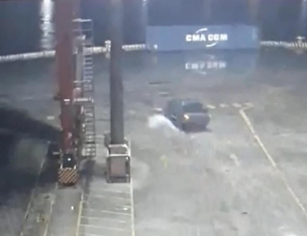 Otomobil denize u&ccedil;tu: 1 &ouml;l&uuml;, 1 yaralı (2)