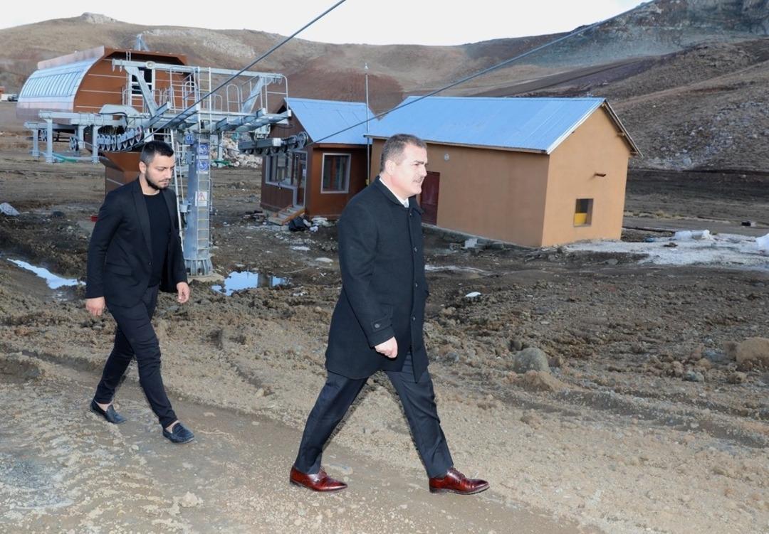 Vali Akbıyık, kayak merkezinde incelemelerde bulundu