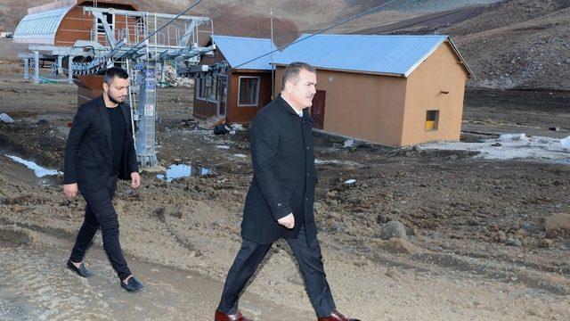 Vali Akbıyık, kayak merkezinde incelemelerde bulundu