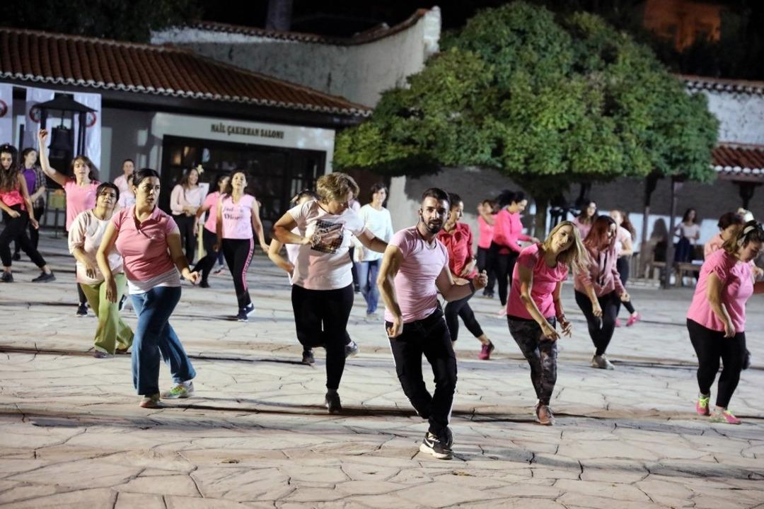 Meme Kanserine &lsquo;Zumba&rsquo; yaparak dikkat &ccedil;ektiler