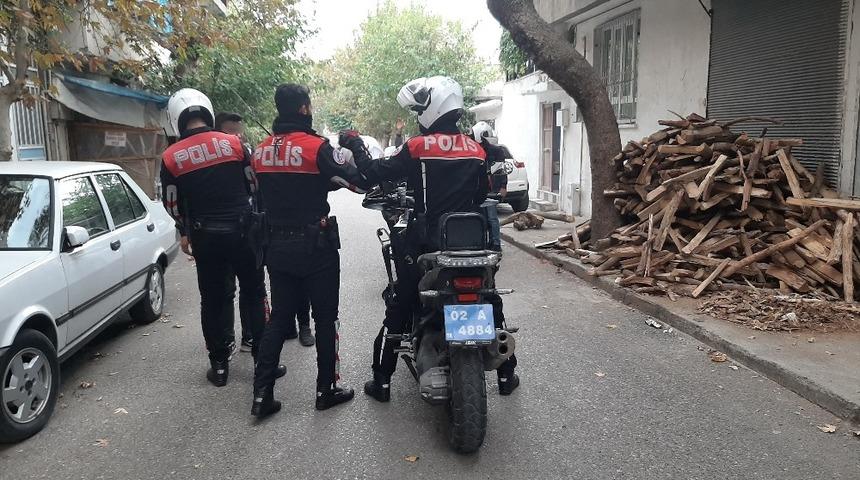 Bah&ccedil;eye giren ş&uuml;pheli şahıs polisleri harekete ge&ccedil;irdi