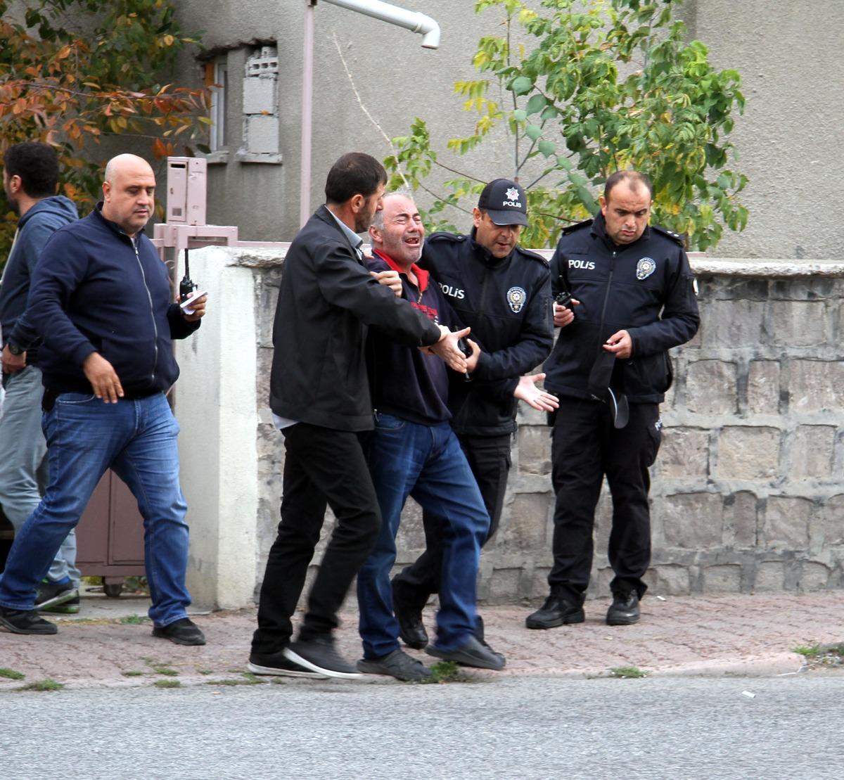 Pompalıyla icra g&ouml;revlilerine direndi, Emniyet M&uuml;d&uuml;r&uuml; ikna etti